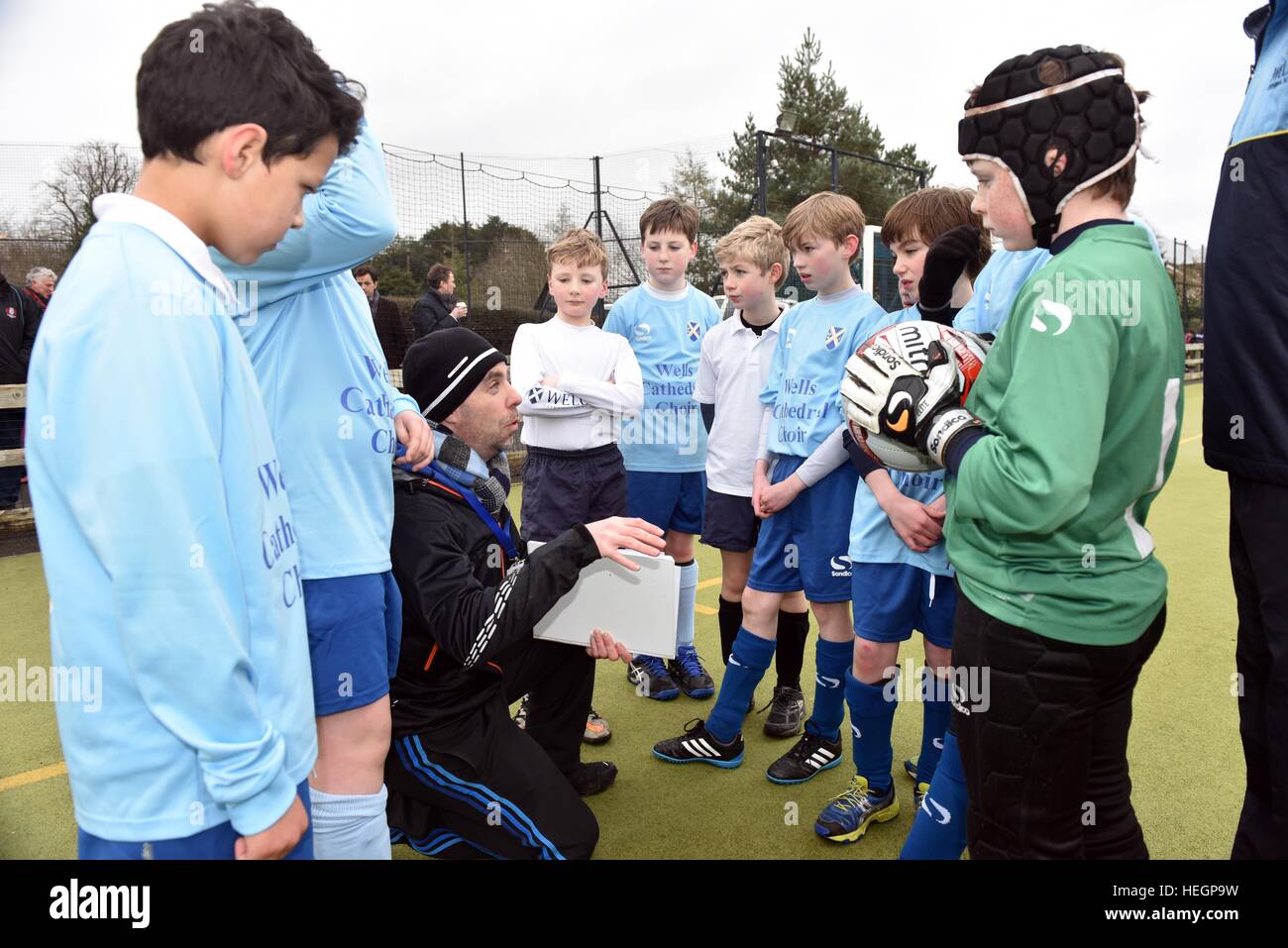 Junge Chorsänger Fußballmannschaft zu spielen in einem Inter Chorknabe Fußball-Turnier. Stockfoto