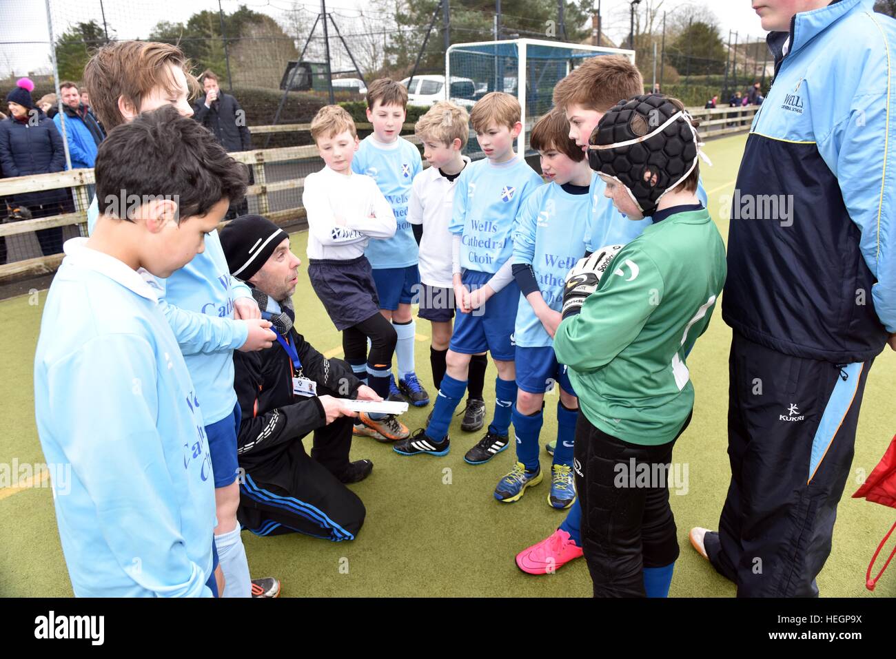 Junge Chorsänger Fußballmannschaft zu spielen in einem Inter Chorknabe Fußball-Turnier. Stockfoto