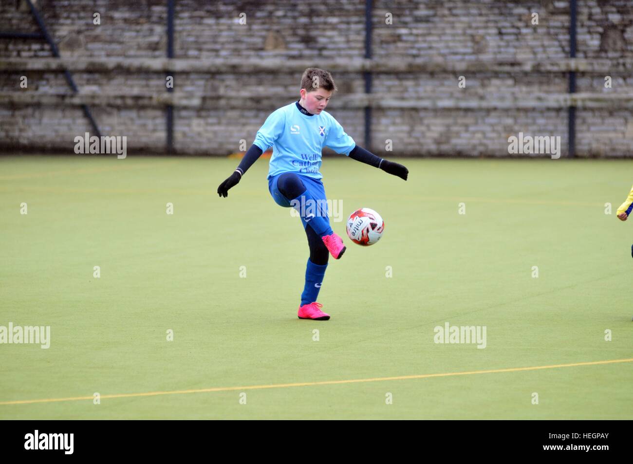 Junge Chorsänger Fußballmannschaft zu spielen in einem Inter Chorknabe Fußball-Turnier. Stockfoto