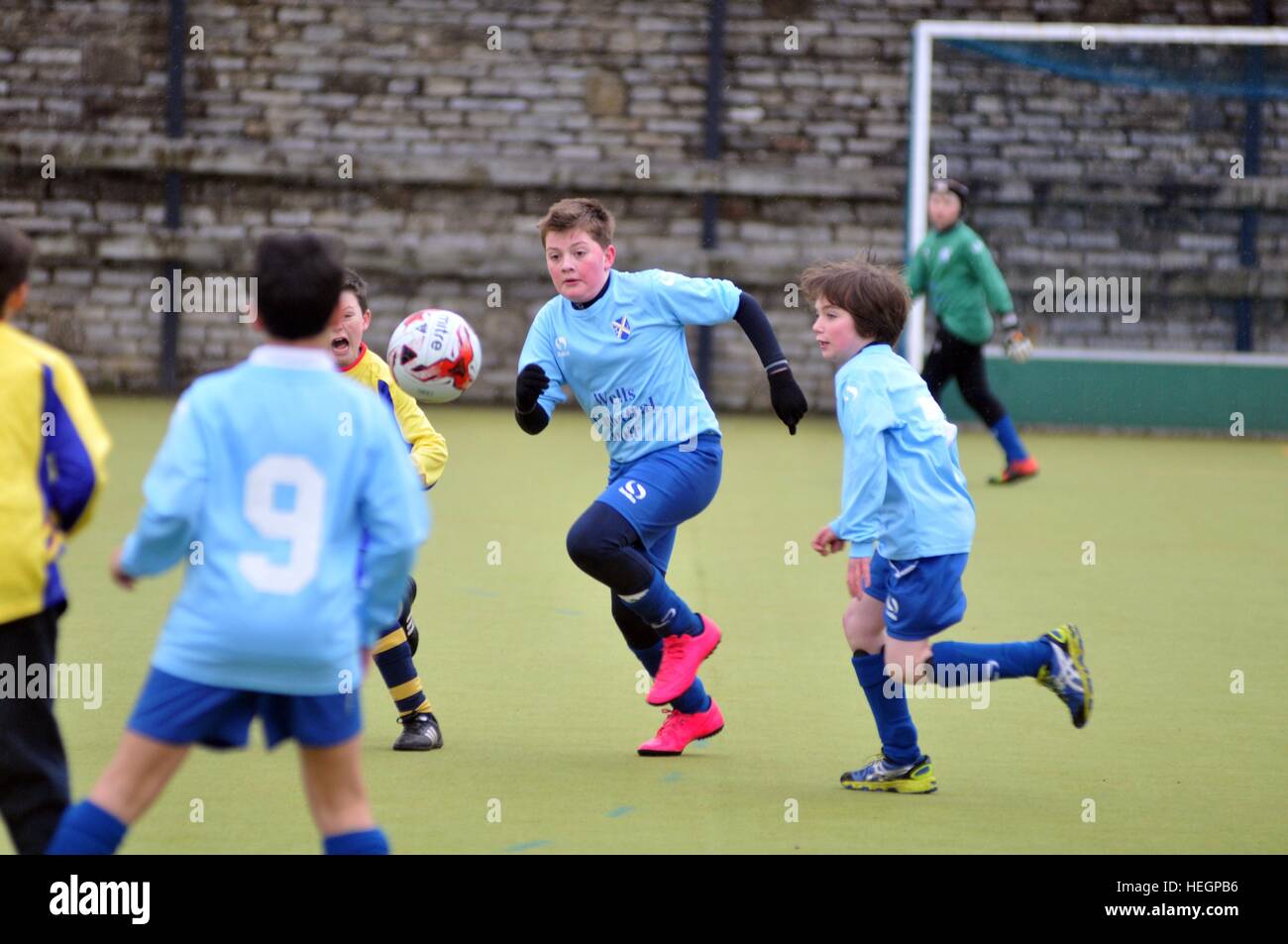 Junge Chorsänger Fußballmannschaft zu spielen in einem Inter Chorknabe Fußball-Turnier. Stockfoto