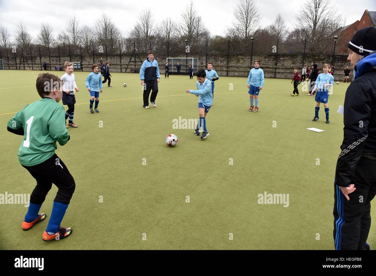 Junge Chorsänger Fußballmannschaft zu spielen in einem Inter Chorknabe Fußball-Turnier. Stockfoto