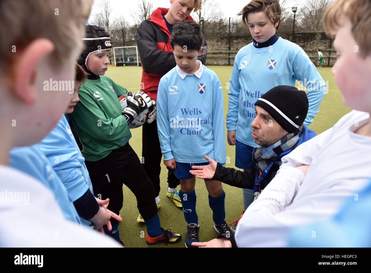 Junge Chorsänger Fußballmannschaft zu spielen in einem Inter Chorknabe Fußball-Turnier. Stockfoto