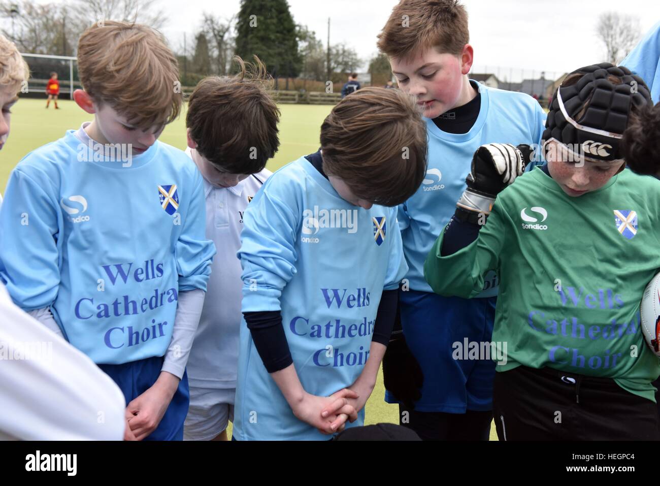 Junge Chorsänger Fußballmannschaft zu spielen in einem Inter Chorknabe Fußball-Turnier. Stockfoto