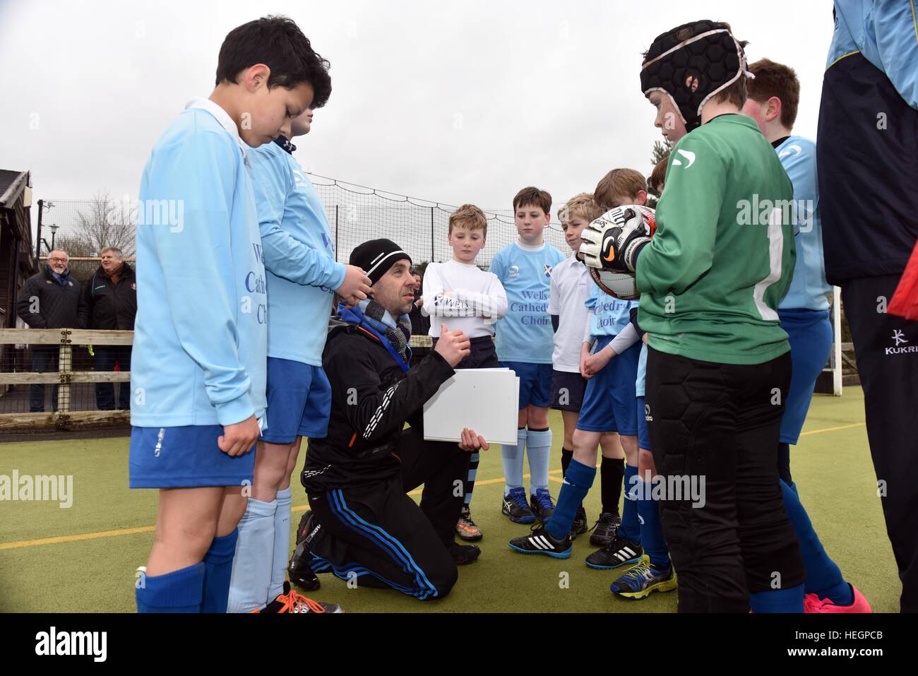 Junge Chorsänger Fußballmannschaft zu spielen in einem Inter Chorknabe Fußball-Turnier. Stockfoto