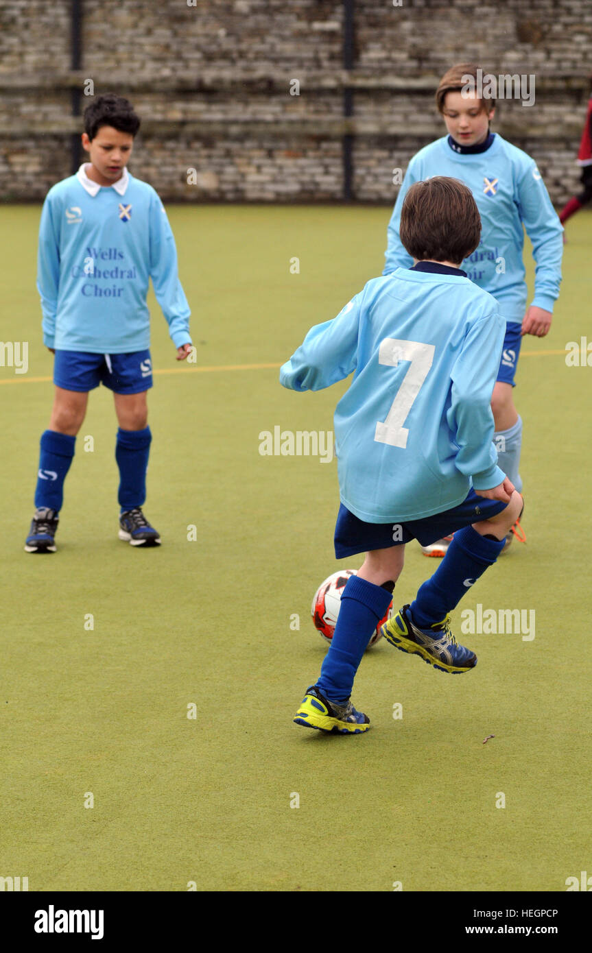 Junge Chorsänger Fußballmannschaft zu spielen in einem Inter Chorknabe Fußball-Turnier. Stockfoto