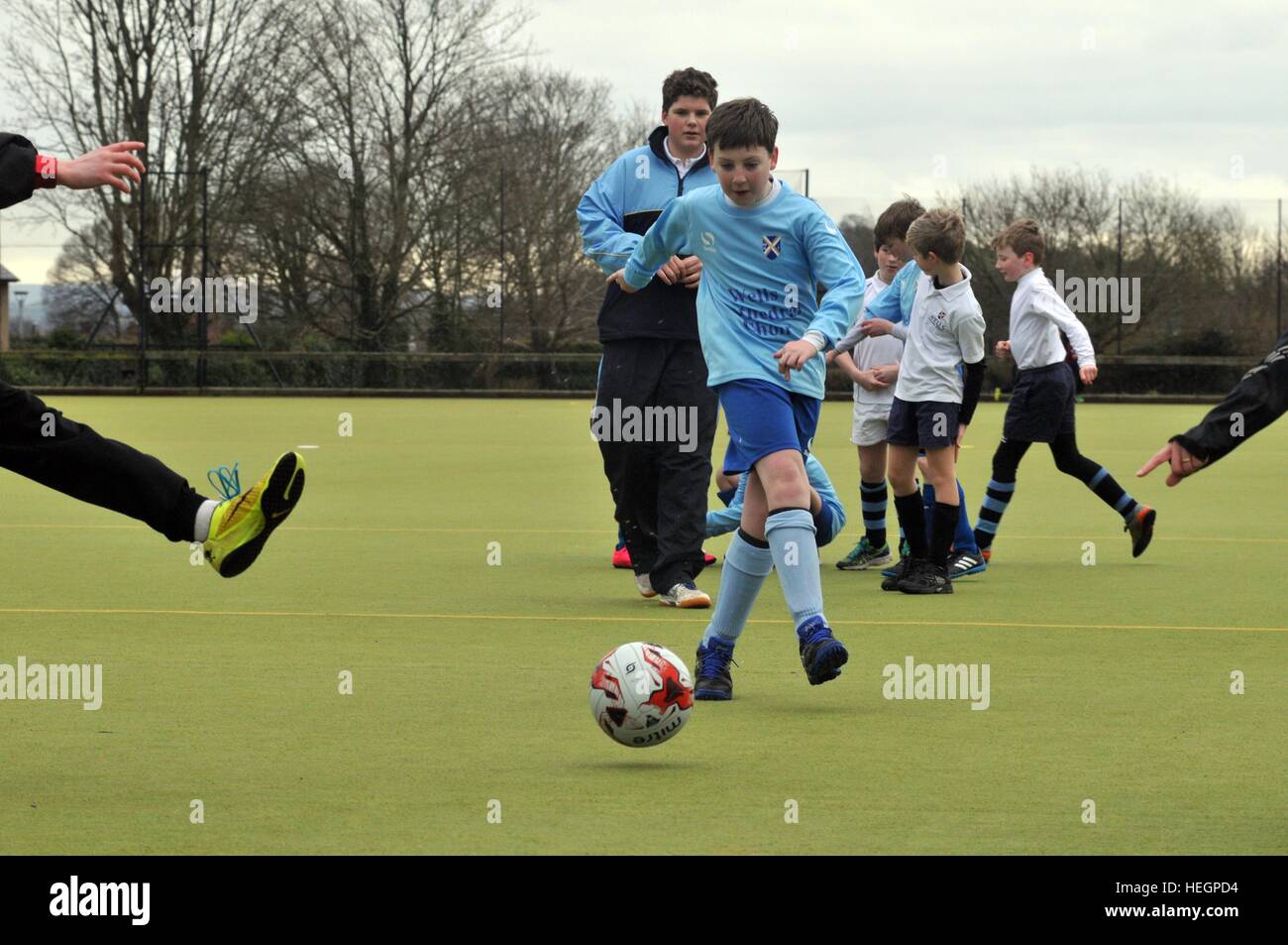 Junge Chorsänger Fußballmannschaft zu spielen in einem Inter Chorknabe Fußball-Turnier. Stockfoto