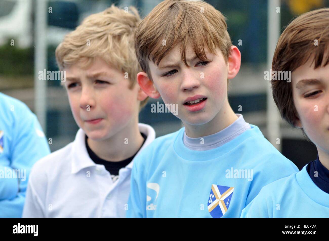 Junge Chorsänger Fußballmannschaft zu spielen in einem Inter Chorknabe Fußball-Turnier. Stockfoto