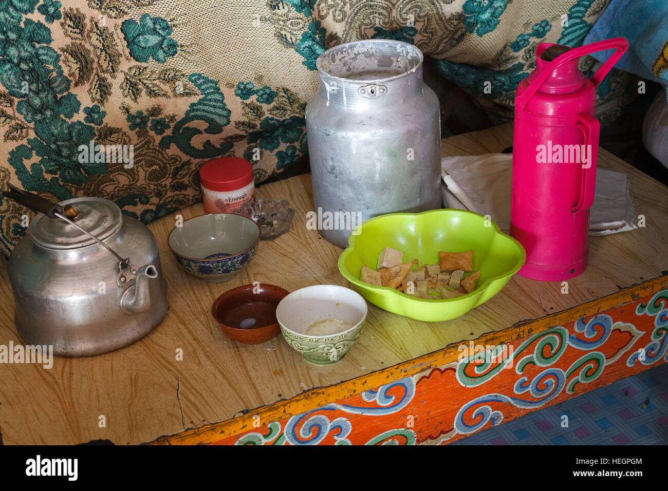 Thermoskanne, Wasserkocher, Can, Schalen und andere Utensilien auf dem Tisch in der mongolischen Jurte Stockfoto