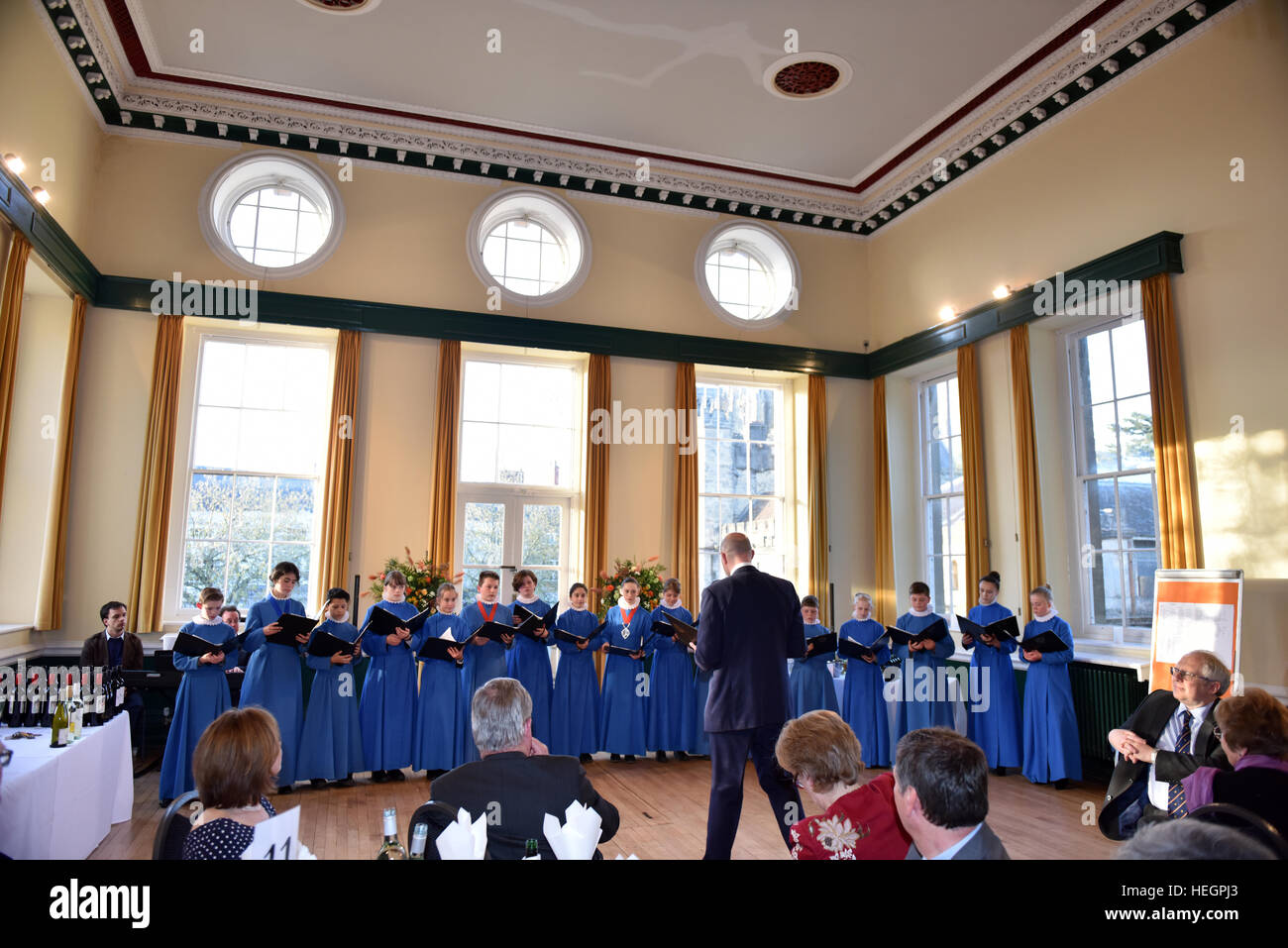 Chorknaben an Wells Cathedral Choir einzustudieren und aufzuführen, an der Generalversammlung der Föderation der Kathedrale alt Choristers Stockfoto