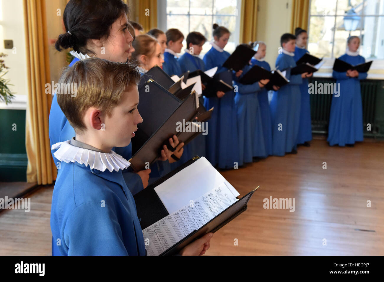 Chorknaben an Wells Cathedral Choir einzustudieren und aufzuführen, an der Generalversammlung der Föderation der Kathedrale alt Choristers Stockfoto