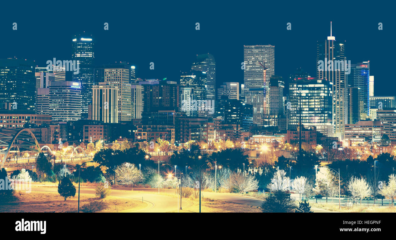 Retro getönten Denver downtown Skyline bei Nacht, Colorado, USA. Stockfoto