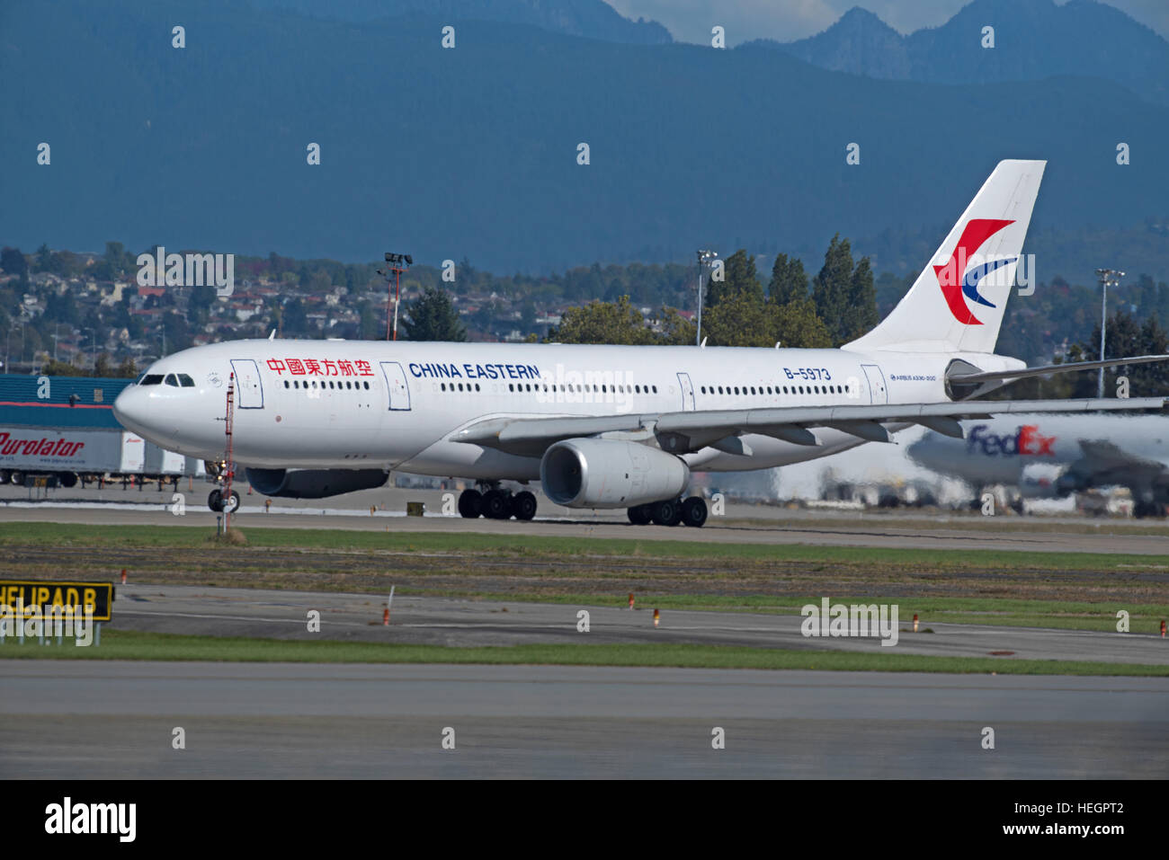 Ein China A330-243 breite Bodied Osten Airliner fährt vom Flughafen Süd Vancouver, BC Kanada.  SCO 11.288. Stockfoto