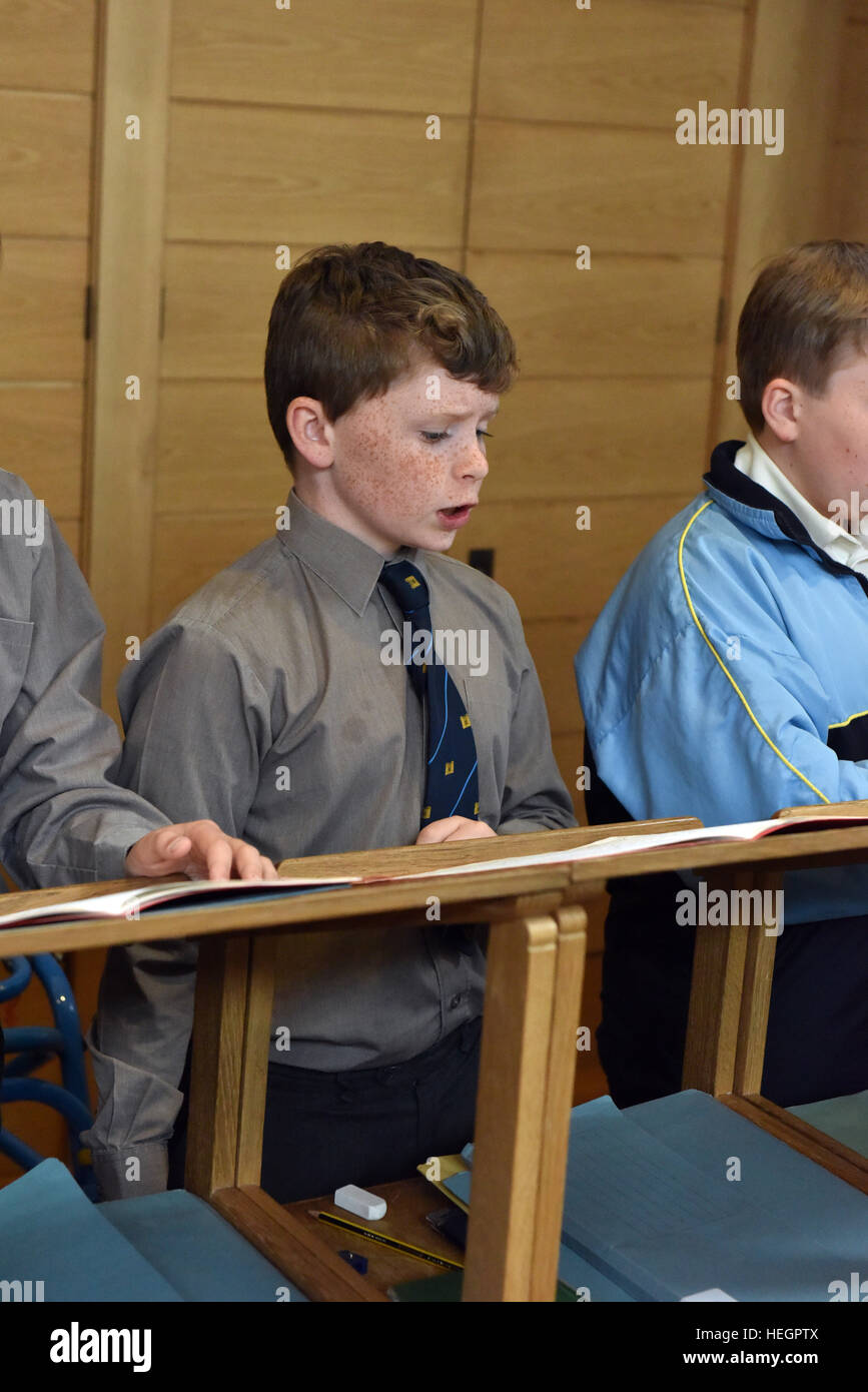 Chorknaben Proben für eine Stunde jeden Schultag vor Beginn der Schule, in der Song-Schule in der Wells Cathedral fotografiert. Stockfoto