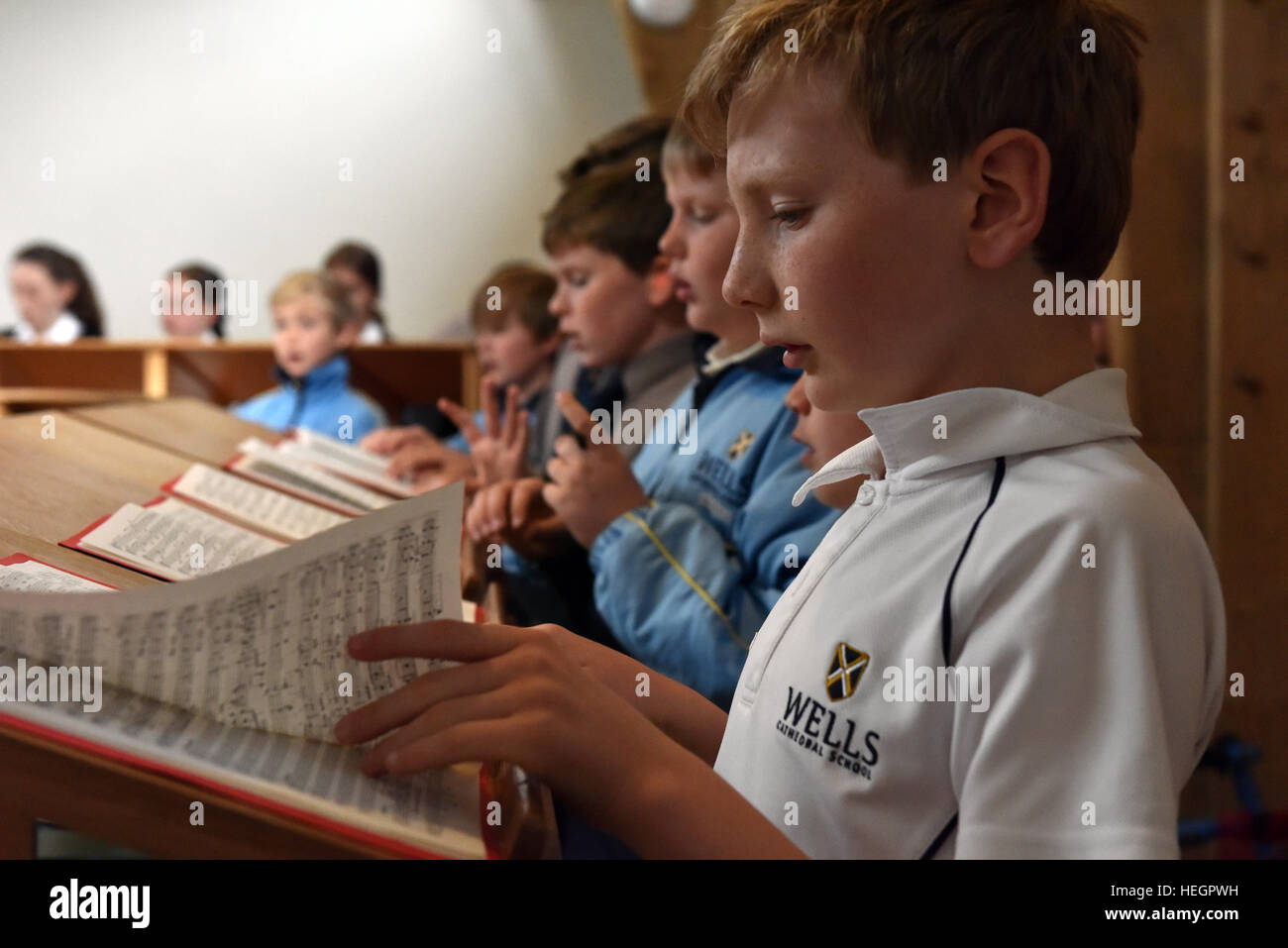 Chorknaben Proben für eine Stunde jeden Schultag vor Beginn der Schule, in der Song-Schule in der Wells Cathedral fotografiert. Stockfoto