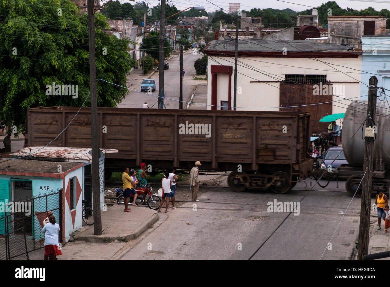 Warten auf einen Zug, vorbei an einem Bahnübergang in Camagüey, Kuba Stockfoto