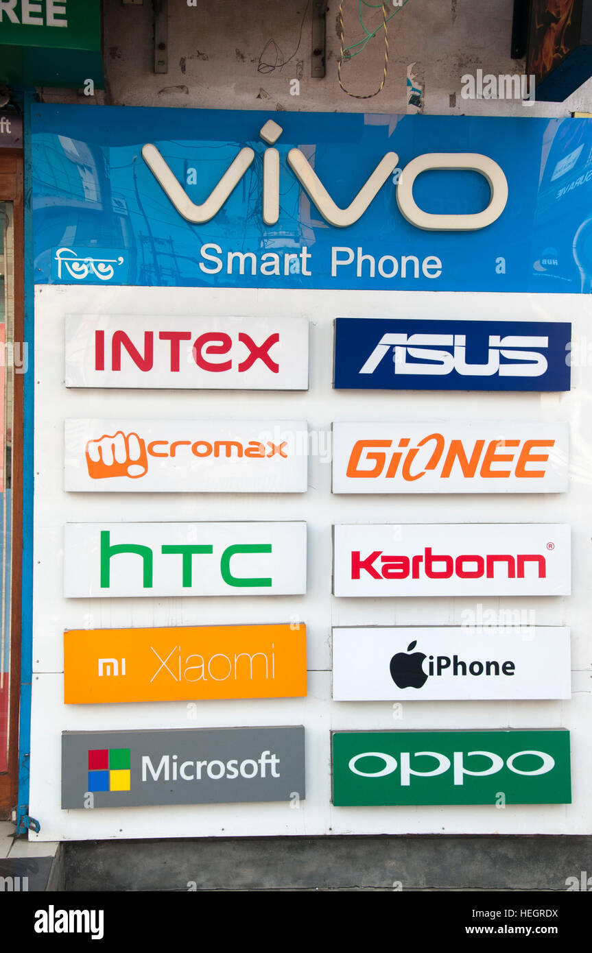Indische und globalen Markennamen außerhalb eines Elektronik-Händler angezeigt Stockfoto