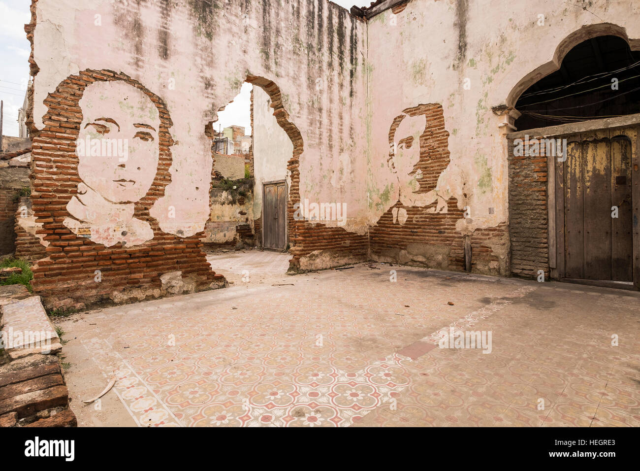 Gesichter schneiden in Putz auf einer alten Mauer in Camagüey, Kuba Stockfoto