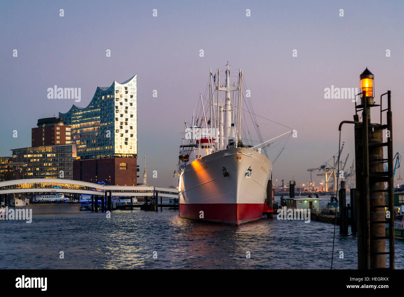 Museumsschiff Cap San Diego und Elbphilharmonie, Hamburg Hafen an der Elbe, Hamburg, Deutschland Stockfoto