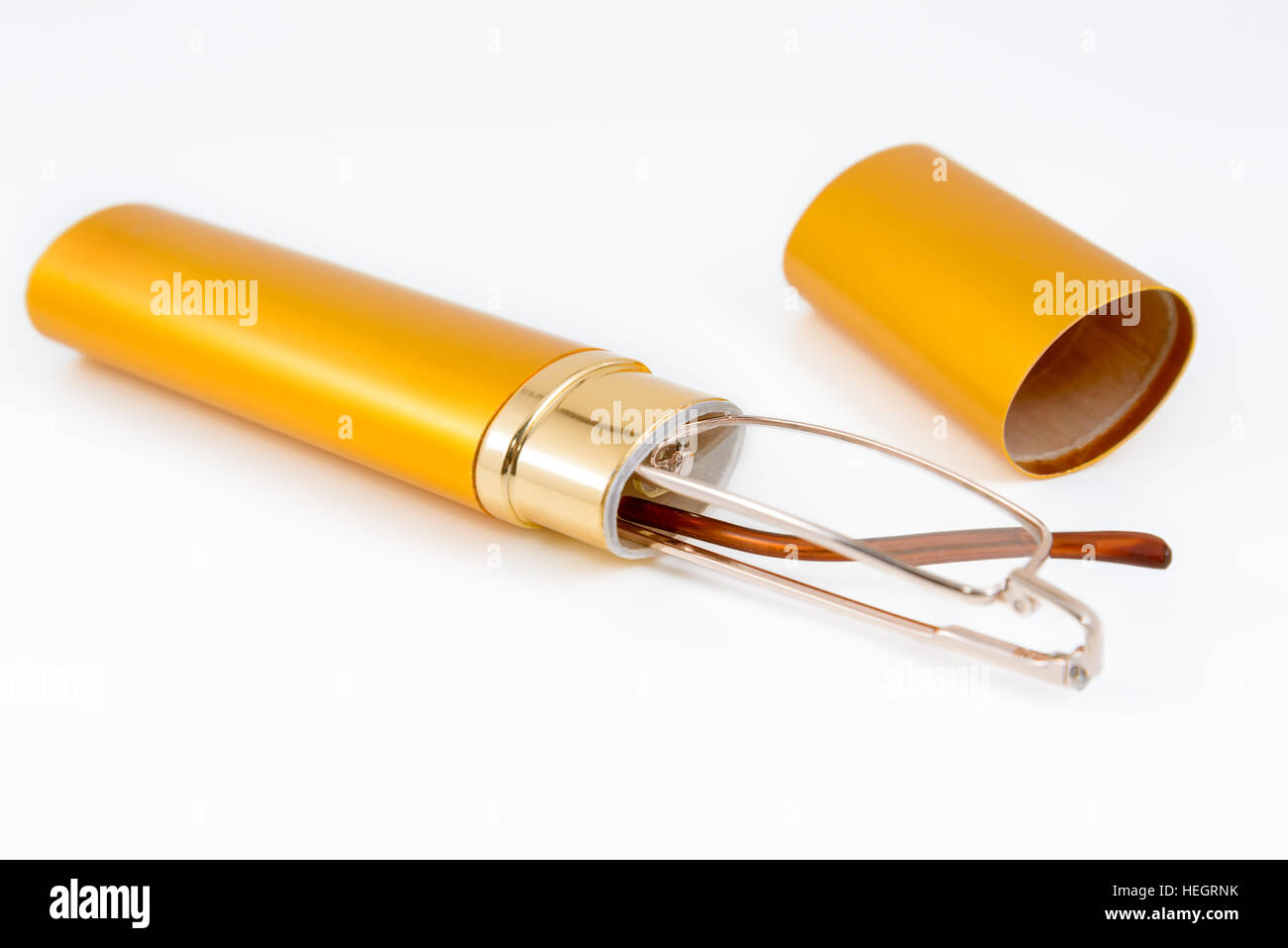 Gläser in gold Fall Schuss auf weißem Hintergrund Stockfoto