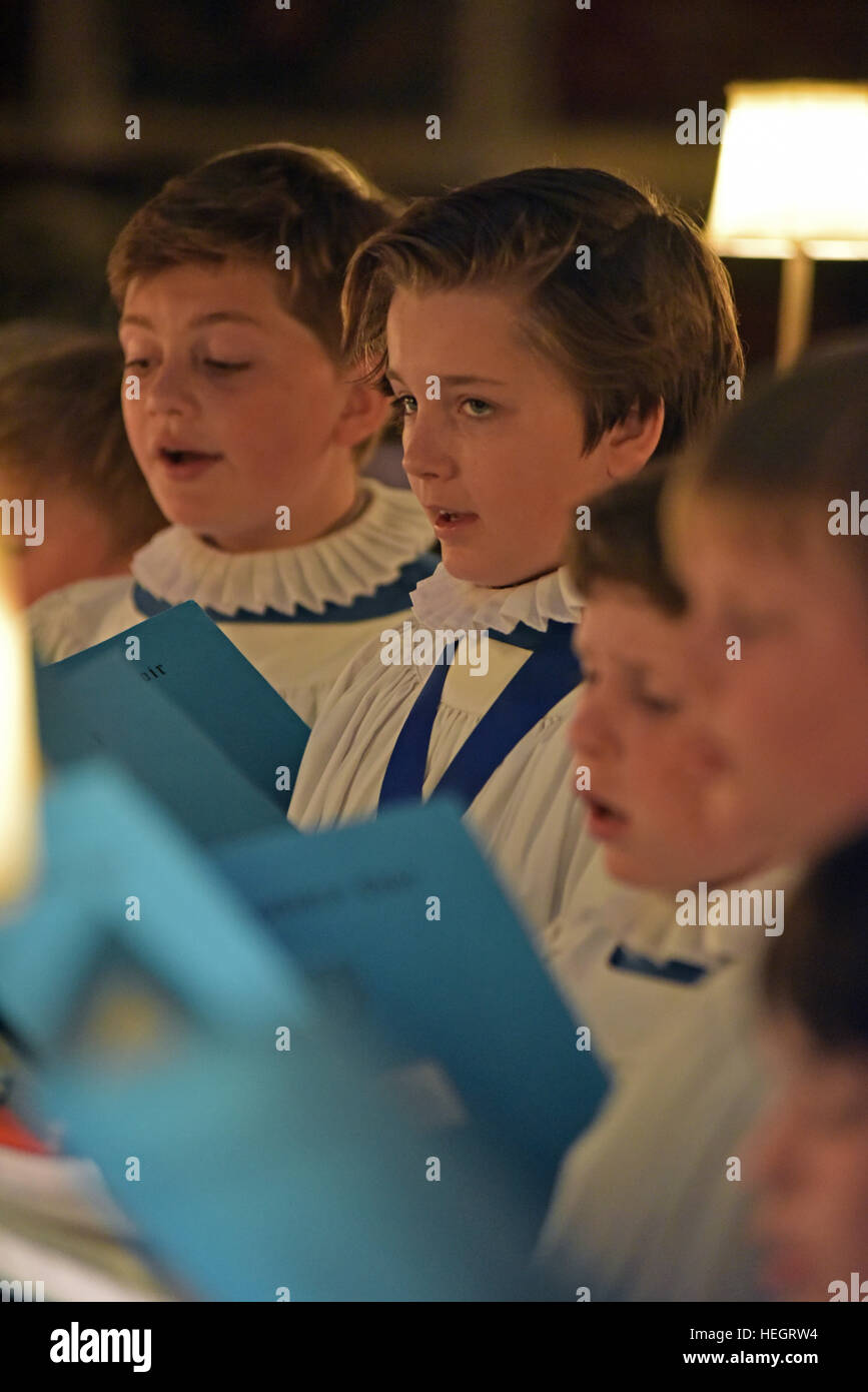 Junge Chorsänger aus Wells Cathedral Choir Proben für Abendandacht Chorknabe Pflicht in dem Chor an der Kathedrale von Wells, Somerset, Großbritannien. Stockfoto