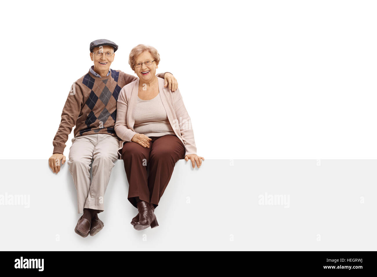 Gerne älteres Paar sitzt auf einem Panel isoliert auf weißem Hintergrund Stockfoto