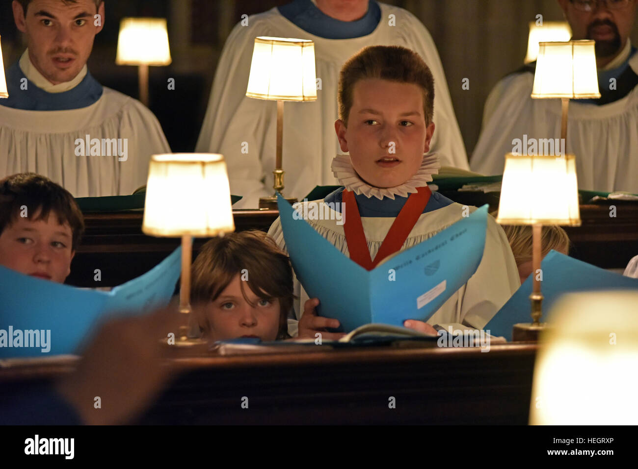 Junge Chorsänger aus Wells Cathedral Choir Proben für Abendandacht Chorknabe Pflicht in dem Chor an der Kathedrale von Wells, Somerset, Großbritannien. Stockfoto