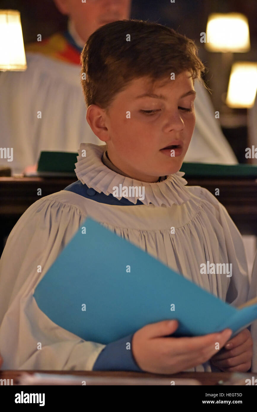 Junge Chorsänger aus Wells Cathedral Choir Proben für Abendandacht Chorknabe Pflicht in dem Chor an der Kathedrale von Wells, Somerset, Großbritannien. Stockfoto