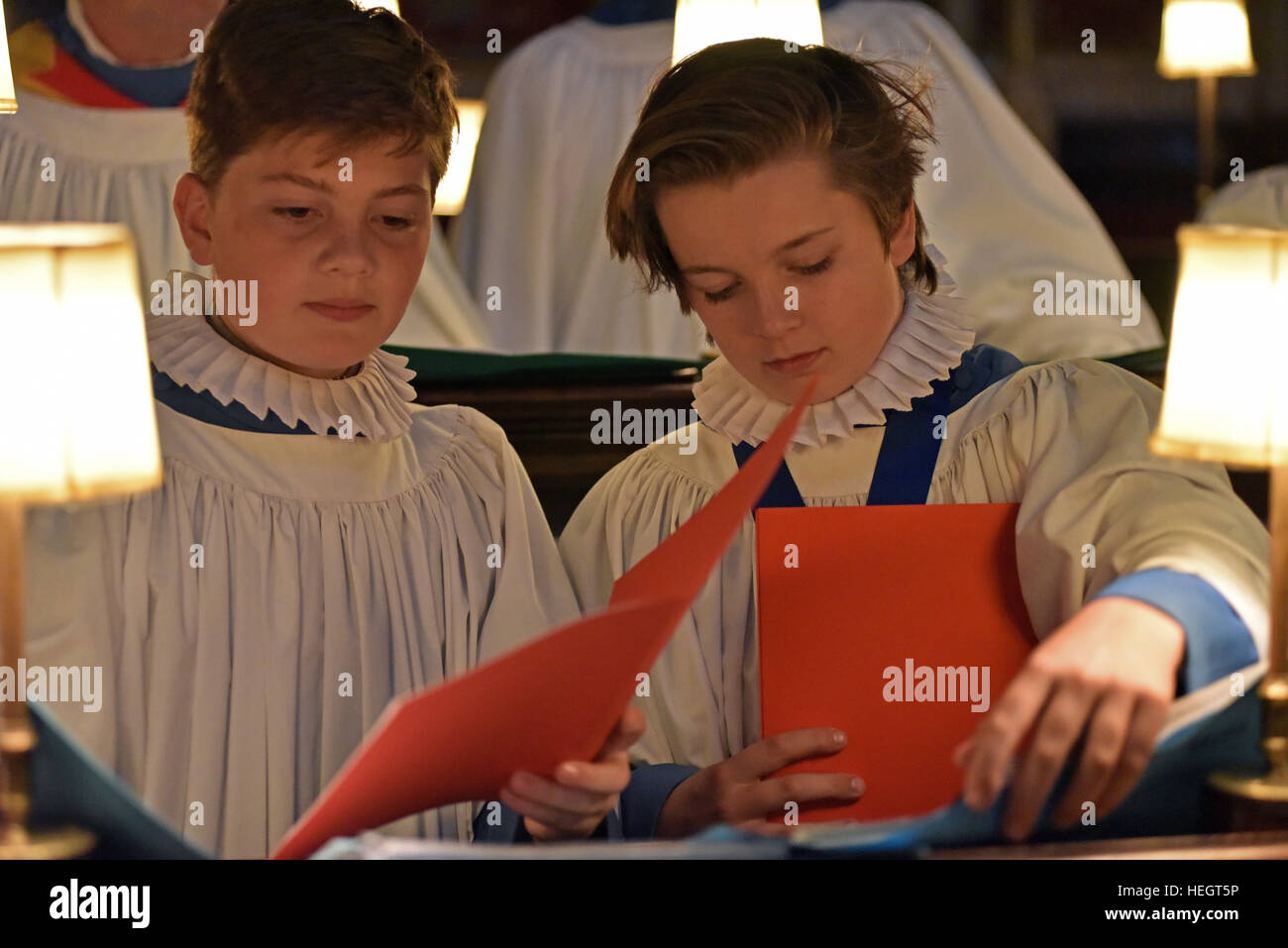 Junge Chorsänger aus Wells Cathedral Choir Proben für Abendandacht Chorknabe Pflicht in dem Chor an der Kathedrale von Wells, Somerset, Großbritannien. Stockfoto