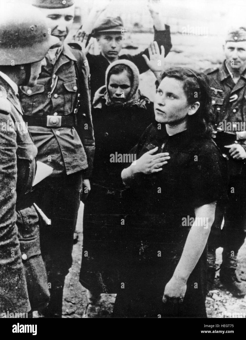 OPERATION BARBAROSSA 1941. Deutsche Soldaten Frage eine russische Frau während einer Razzia der mutmaßliche Partisanen.  Foto: Wehrmacht Beamten Stockfoto