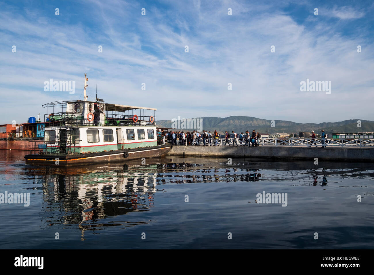 Am frühen Morgen Fähre abholen Arbeiter für die Raffinerie auf der anderen Seite der Bucht, Santiago De Cuba, Kuba Stockfoto