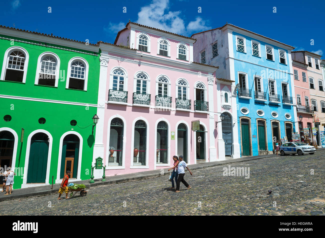 SALVADOR, Brasilien - 8. Februar 2016: Fußgänger laufen Sie vor die bunte koloniale Architektur der historischen Pelourinho. Stockfoto