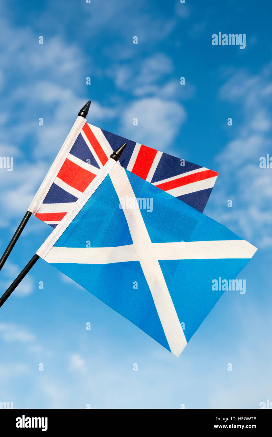 Schottischen und britischen Flaggen in strahlend blauen Himmel fliegen Stockfoto