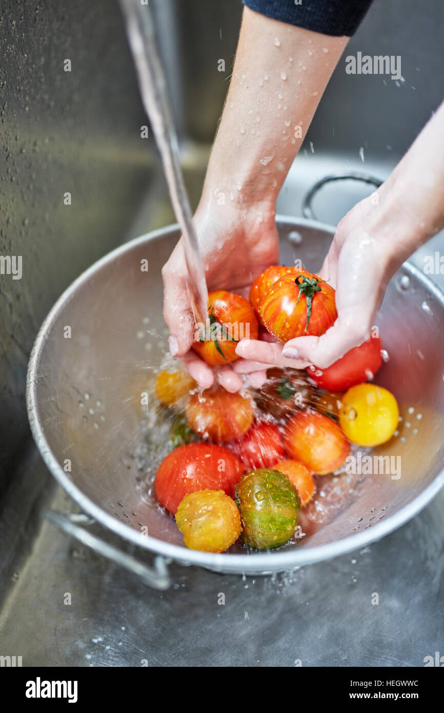 Waschen von Tomaten aus Tradition Stockfoto