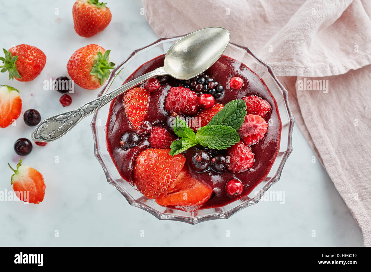 Rote Fruchtgelee Minzglas Schüssel Dessert Pudding süßer Sommer frisch britisches Englisch Servieren rote Set Gelatine Agave Stockfoto