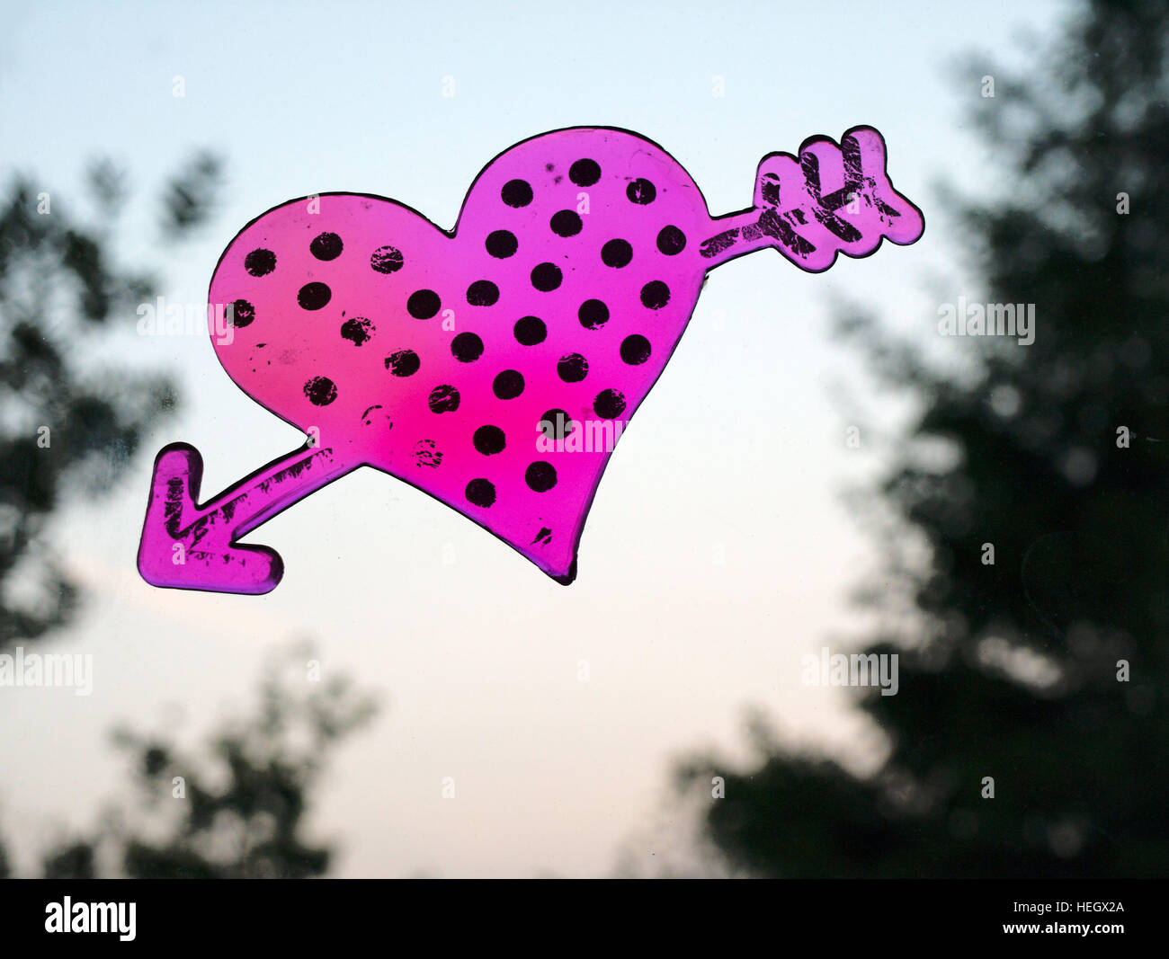 Eine kühne Pfeil durch Herz-Symbol. Stockfoto