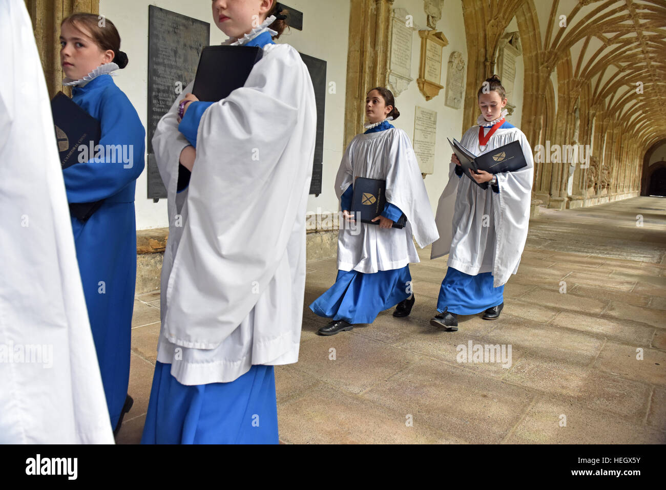 Mädchen Chorknaben von Wells Cathedral Choir Proben für Abendandacht Chorknabe Pflicht in den Chor in der Wells Cathedral. Stockfoto