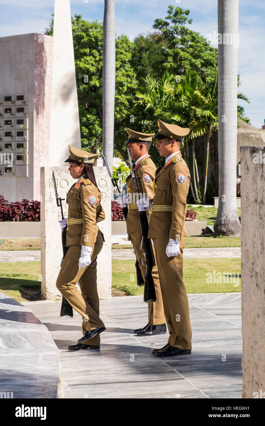 Die Wachablösung der Ehre am Mausoleum von Jose Marti in der Friedhof Santa Ifigenia, Santiago De Cuba, Kuba Stockfoto