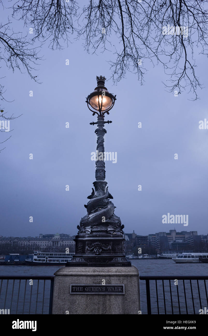 Viktorianischen Lampe am Südufer der Themse, London, England. Stockfoto