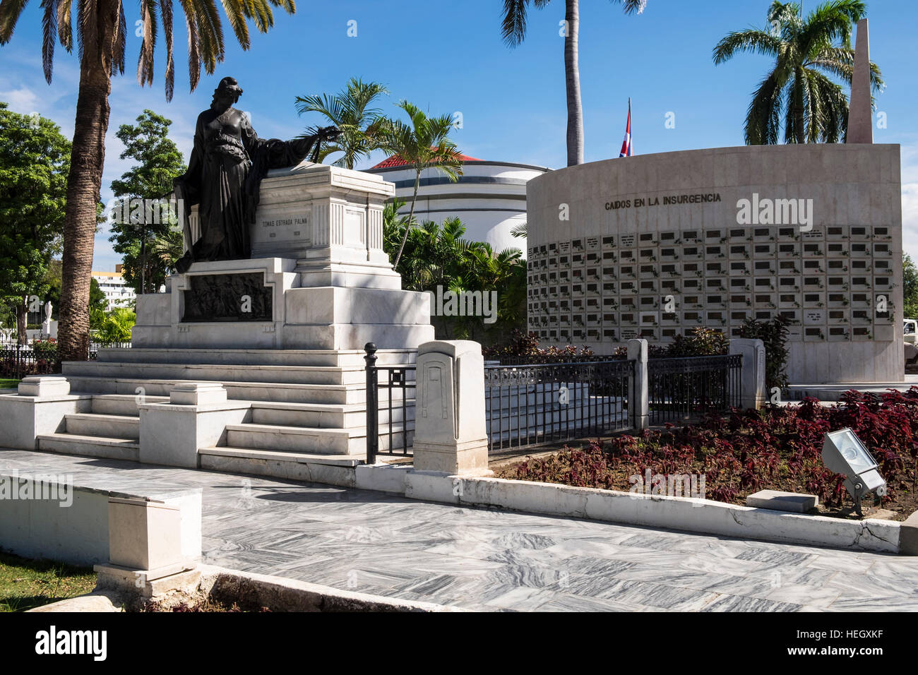 Wand der Namen in den revolutionären Insurgancy und Grab von Tomas Estrada Palma, Friedhof Santa Ifigenia, Santiago Verstorbenen gewidmet Stockfoto