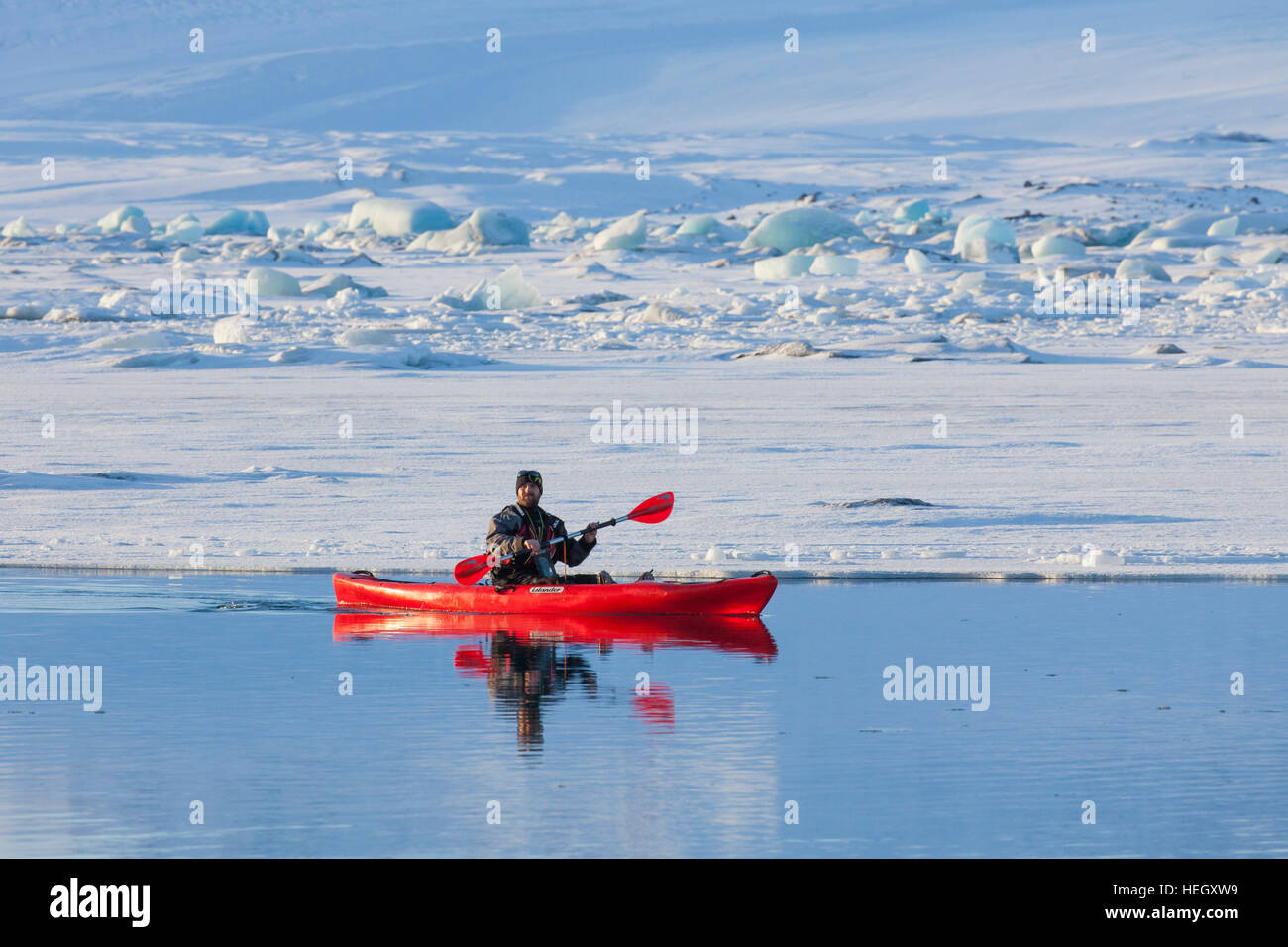 Kajakfahrer in rot Kajak auf der Gletscherlagune Jökulsárlón im Winter, Glazial-See im Südosten Islands Stockfoto