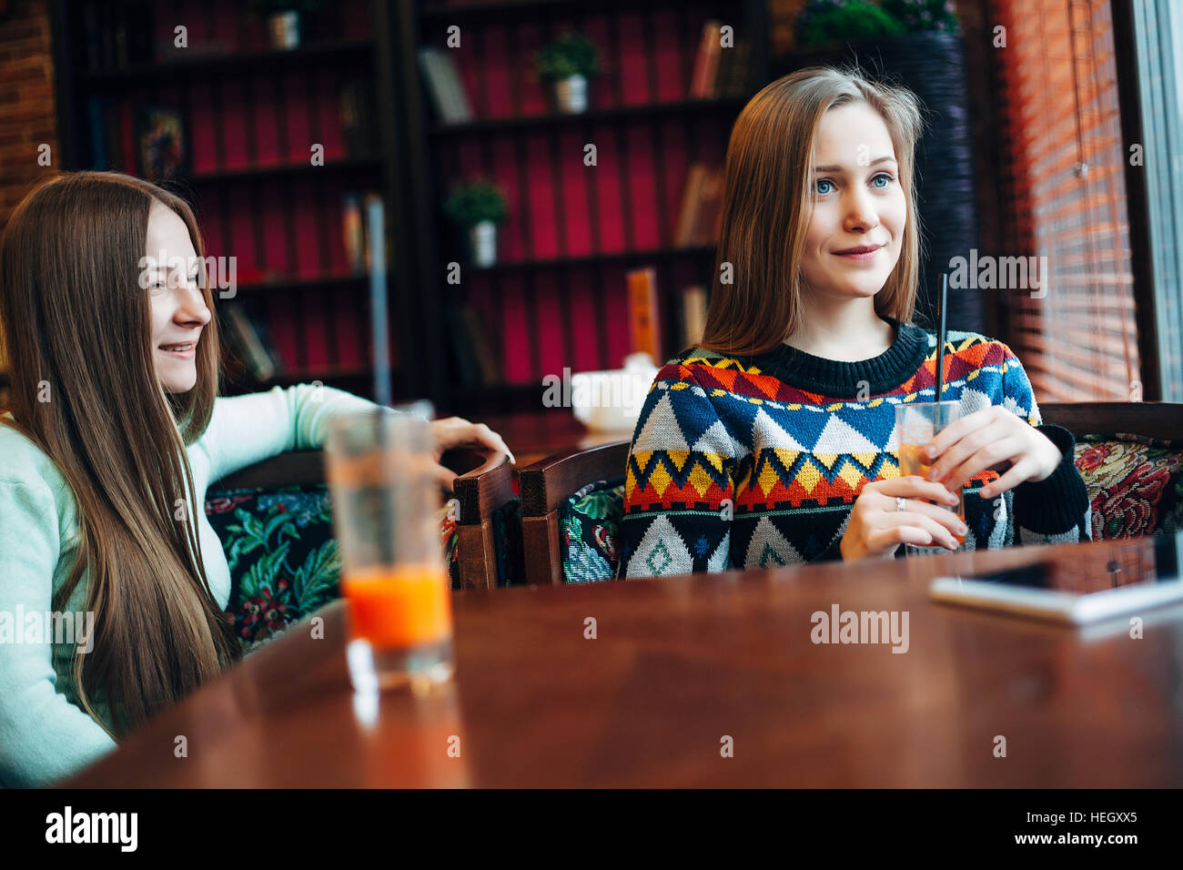 Selfie Mädchen im café Stockfoto