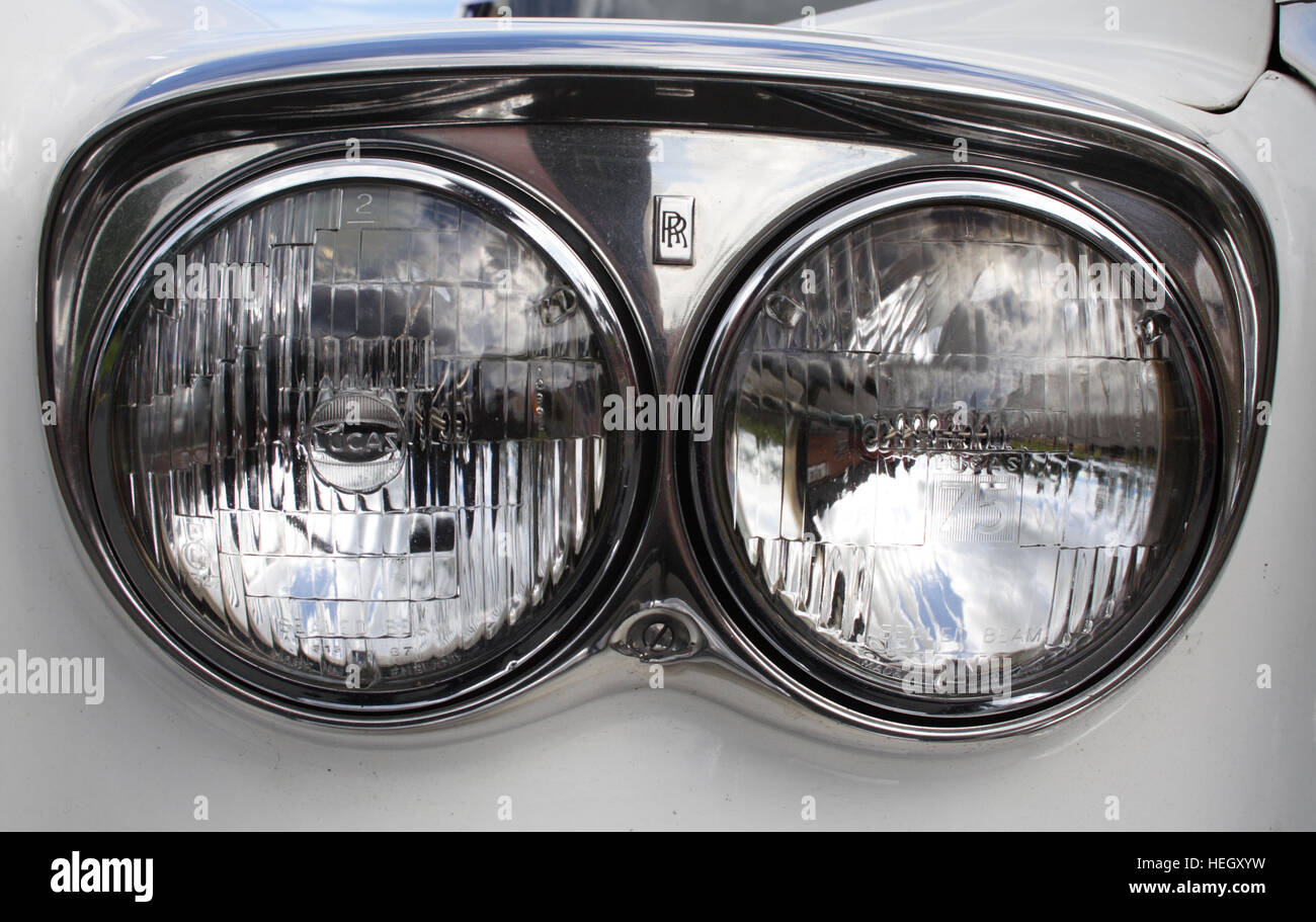 Doppel-Scheinwerfer vom weißen Rolls-Royce Hochzeitsauto. Stockfoto