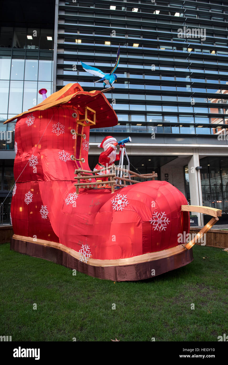 Santa Claus auf einem großen roten Boot, Bestandteil der magischen Laternenfest, Birmingham Stockfoto