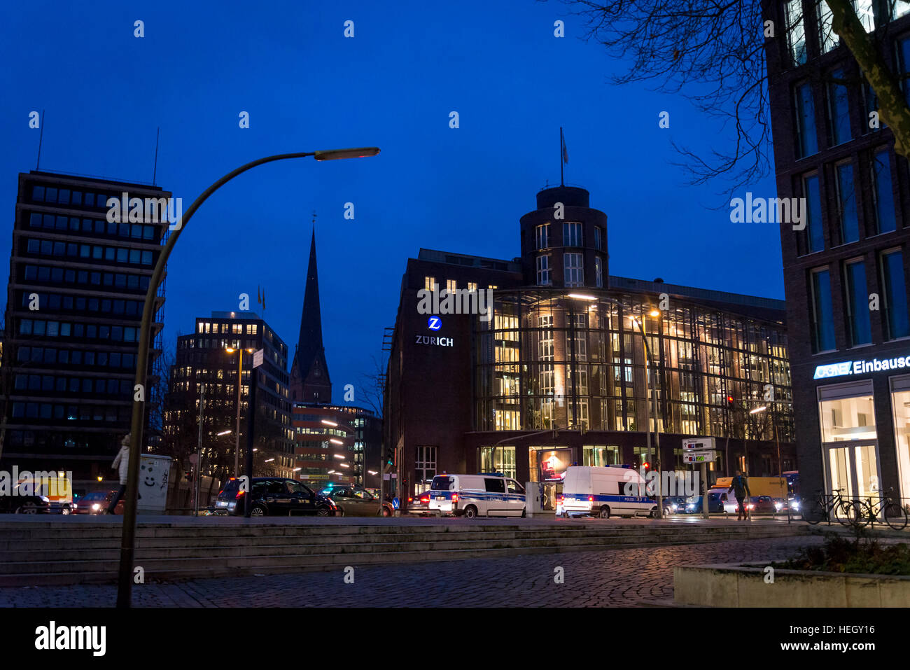 Willy Brandt-Straße, einer der wichtigsten Stadt Arterien in der Nacht, Hamburg, Deutschland Stockfoto