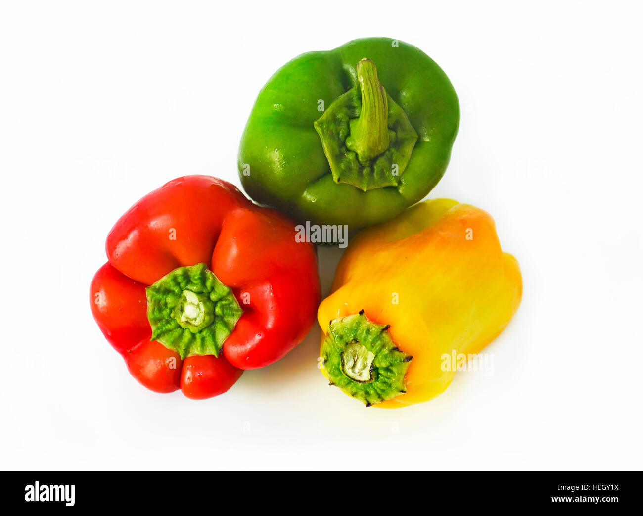 rote, grüne und gelbe Paprika auf Teller - frisches Gemüse Stockfoto