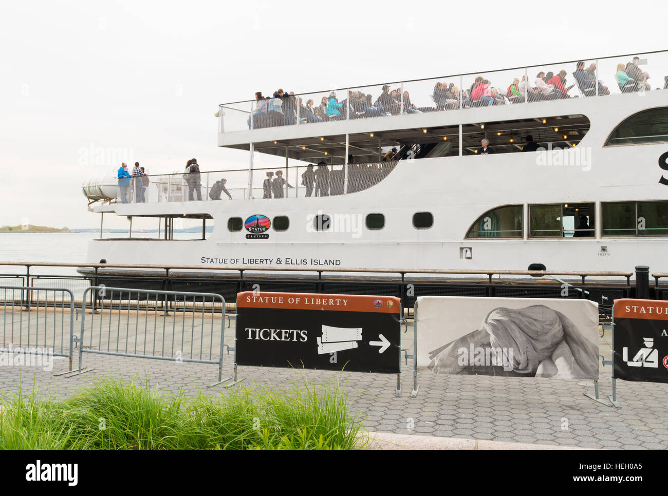 NEW YORK - 27. April 2016: Statue Cruises Fähre im Battary Park in lower Manhattan. Das Unternehmen bietet ticketing Service und Transport für Stockfoto