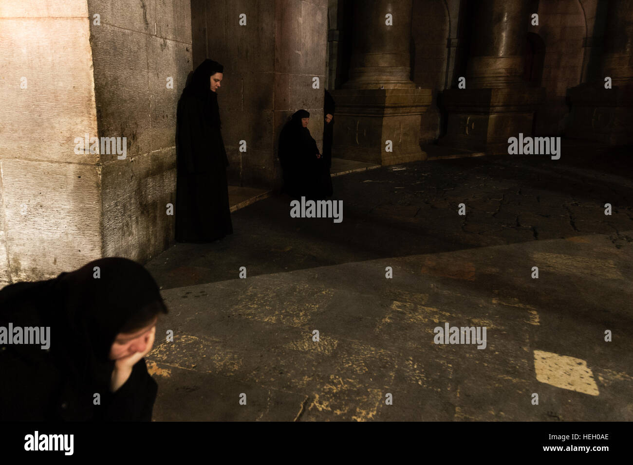 Jerusalem, Israel - 12. Dezember 2010: Nonnen meditieren die Rotunde Spalten in der Grabeskirche in einer griechisch-orthodoxen Nacht Masse. Stockfoto