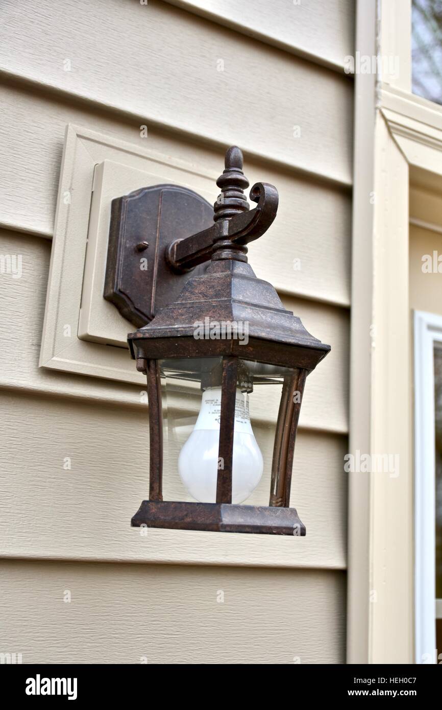 Ein Outdoor-Leuchte auf der Außenseite eines Hauses Stockfoto