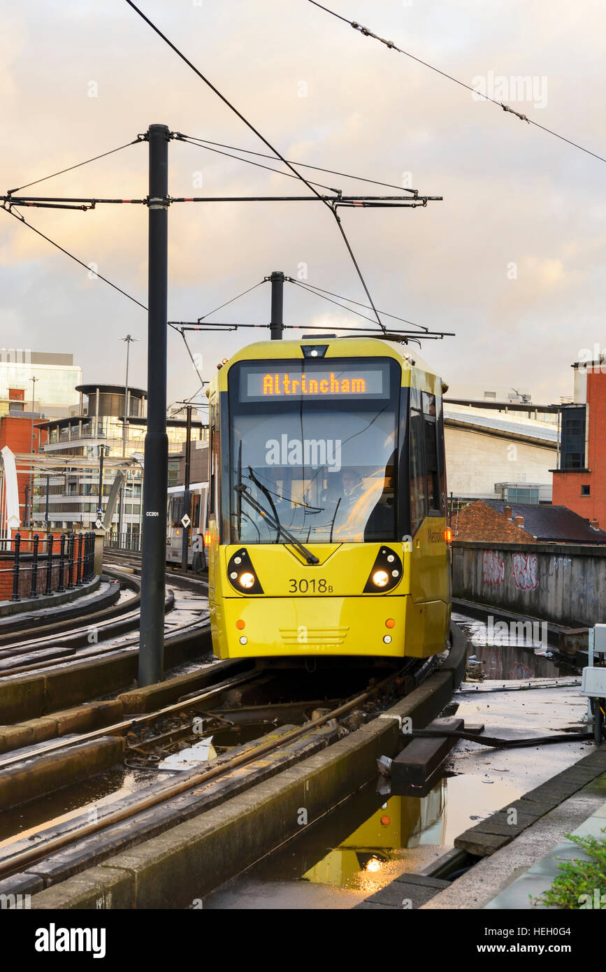 Light Railway System Metrolink Straßenbahn nähert sich Deansgate Station in Manchester England. Stockfoto