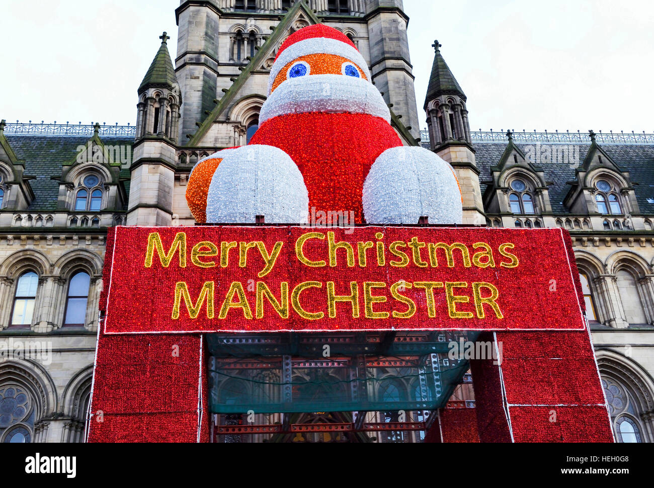 Großer Weihnachtsmann & Frohe Weihnachten Manchester unterzeichnen am Rathaus von Manchester Stockfoto
